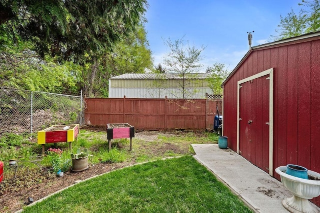 view of yard featuring a fenced backyard, an outdoor structure, and a shed