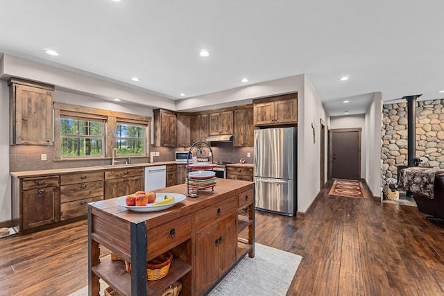 5034 Bittrich Antler Rd, Deer Park, WA 99006 - kitchen with appliances with stainless steel finishes, a sink, light countertops, under cabinet range hood, and dark wood-type flooring