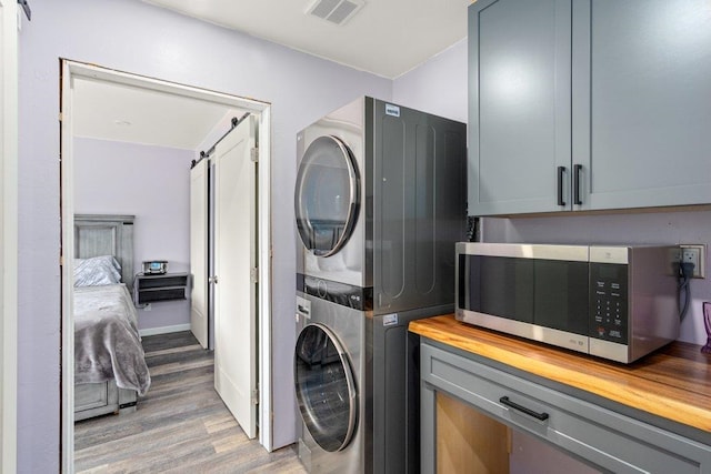 362 Panorama Dr, Newport, WA 99156 - clothes washing area with laundry area, light wood-style floors, stacked washer / drying machine, and visible vents