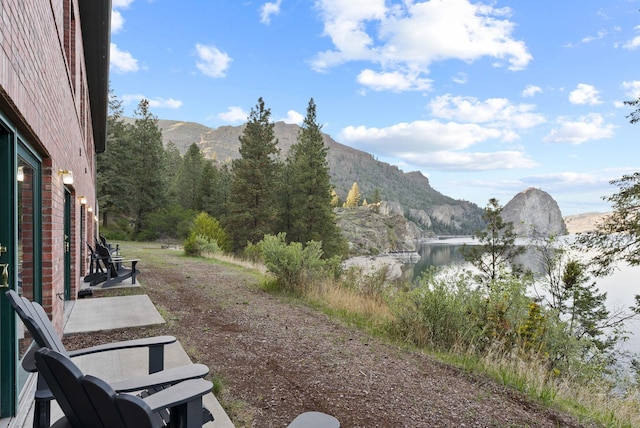 view of yard featuring a mountain view