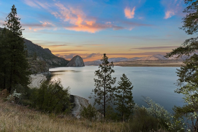 water view with a mountain view