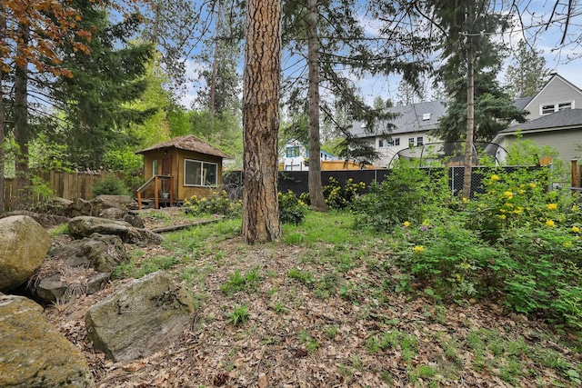 view of yard featuring a fenced backyard and an outbuilding