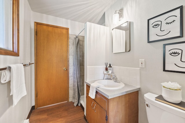 full bathroom featuring vanity, toilet, wood finished floors, and a shower with shower curtain