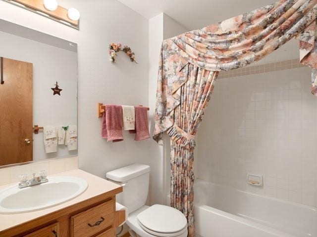 8409 N Pine Meadows Ln, Nine Mile Falls, WA 99026 - bathroom featuring toilet, shower / bath combination with curtain, and vanity