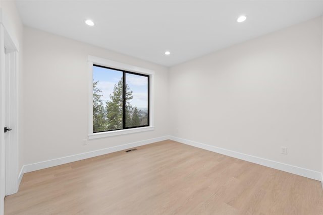 spare room featuring visible vents, recessed lighting, light wood-style flooring, and baseboards