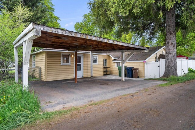 3314 E 29th Ave, Spokane, WA 99223 - view of front facade featuring fence and a carport