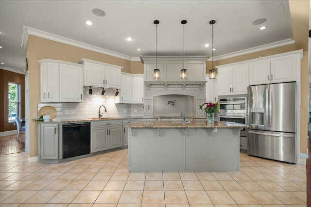 22828 S Gateway Ln, Cheney, WA 99004 - kitchen with crown molding, appliances with stainless steel finishes, tasteful backsplash, a sink, and a kitchen bar