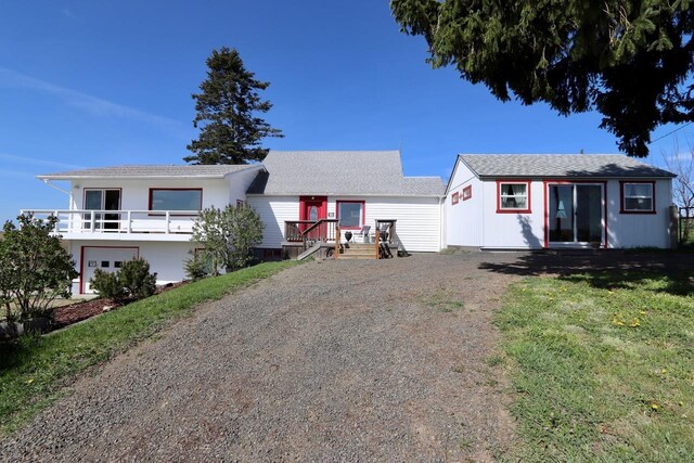 view of front facade with dirt driveway