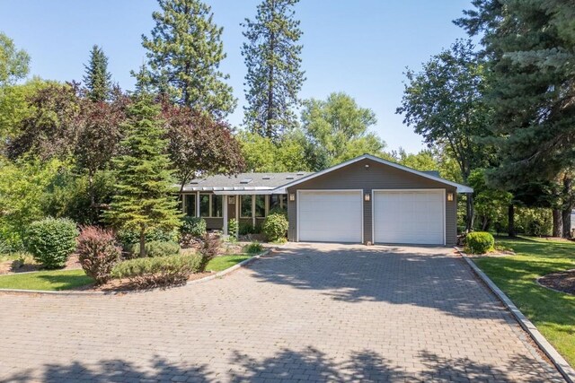 ranch-style house featuring driveway