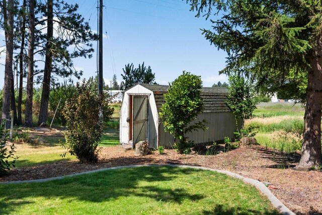 view of yard with an outdoor structure and a storage shed