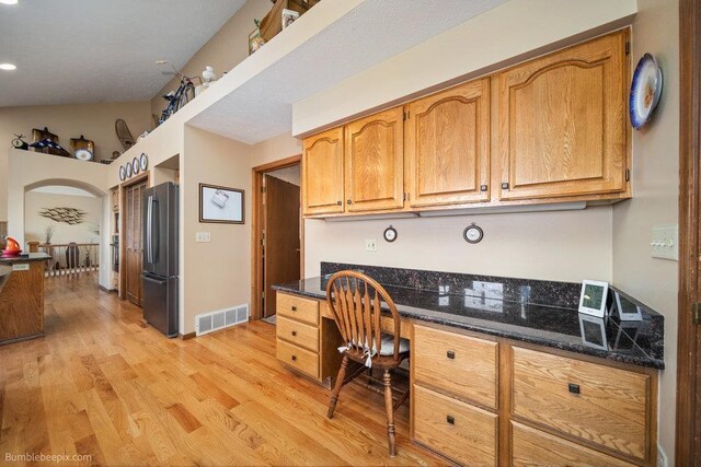 office area with built in desk, light wood-style flooring, recessed lighting, baseboards, and visible vents