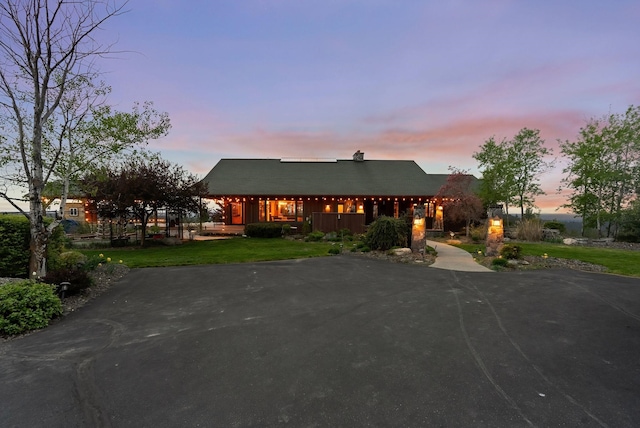 view of front of home featuring a front yard