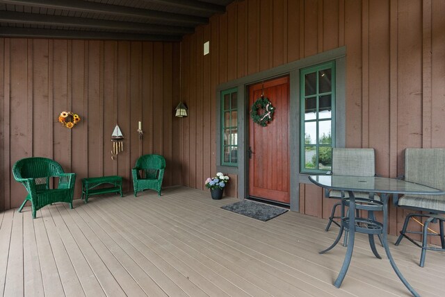 property entrance featuring a porch
