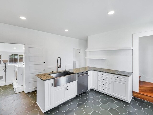 610 Ross St, Davenport, WA 99122 - kitchen with independent washer and dryer, open shelves, a sink, dishwasher, and a peninsula