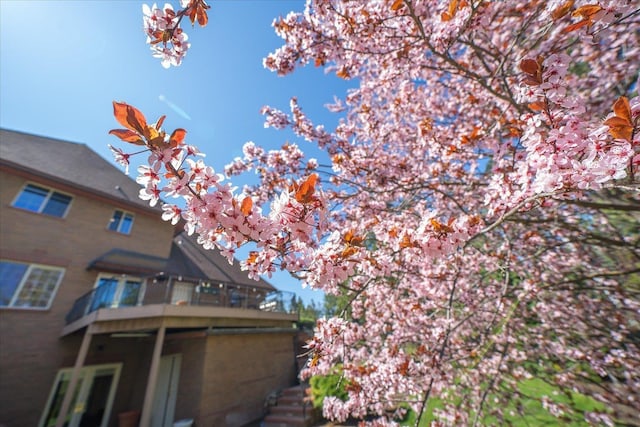 1909 E Pinecrest Rd, Spokane, WA 99203 - back of house with a balcony