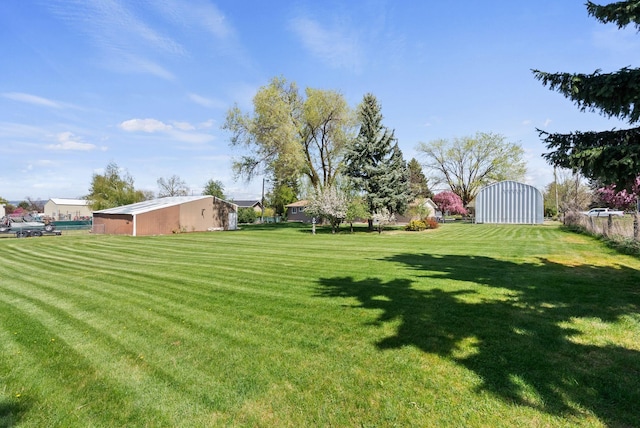 view of yard with an outbuilding