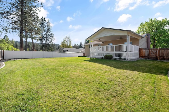 view of yard featuring a fenced backyard and a ceiling fan