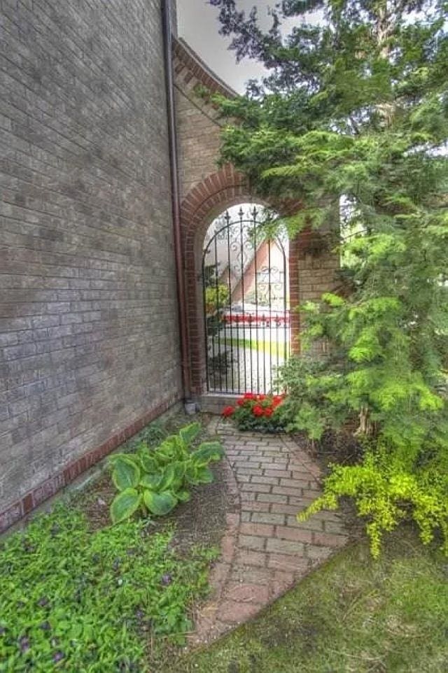 2010 E Pinecrest Rd, Spokane, WA 99203 - view of gate