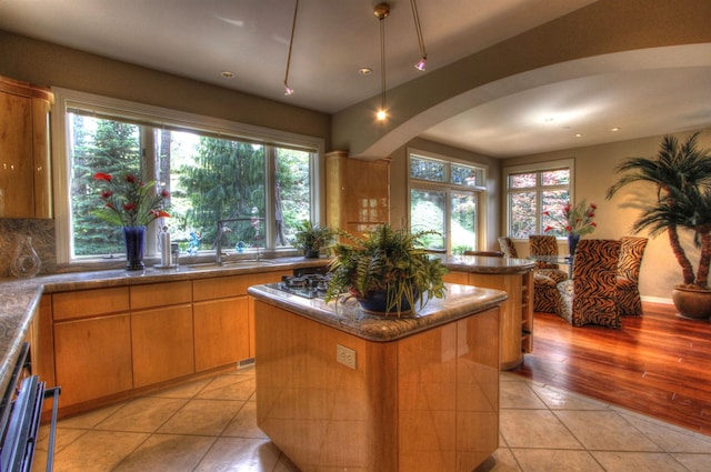 2010 E Pinecrest Rd, Spokane, WA 99203 - kitchen featuring a sink, arched walkways, recessed lighting, light tile patterned floors, and a kitchen island