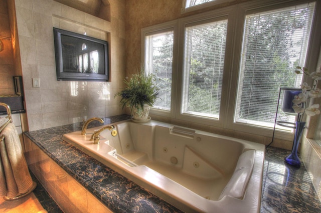 2010 E Pinecrest Rd, Spokane, WA 99203 - full bath with a jetted tub