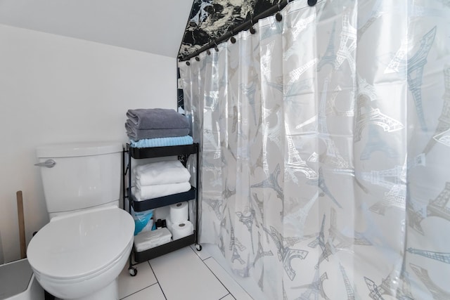 full bathroom featuring tile patterned flooring, toilet, and a shower with curtain