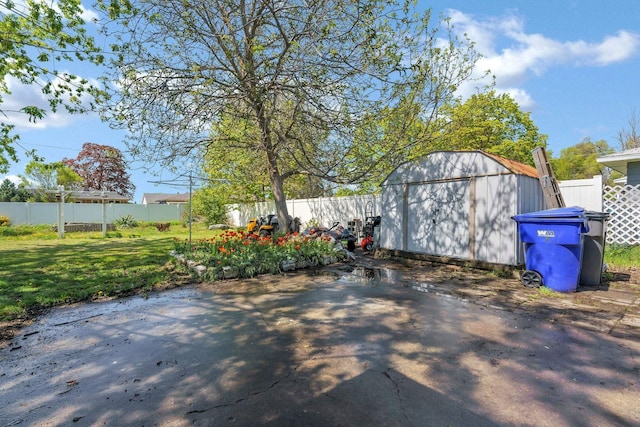 exterior space with an outdoor structure, a fenced backyard, and a shed
