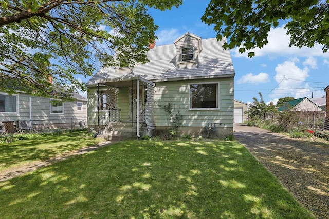view of front facade with fence and a front lawn