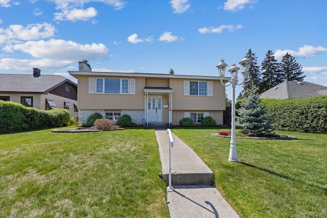 bi-level home featuring a front yard