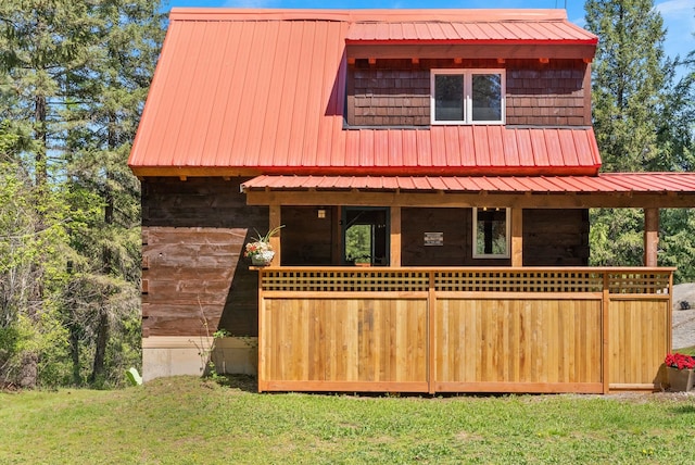 chalet / cabin with a front yard
