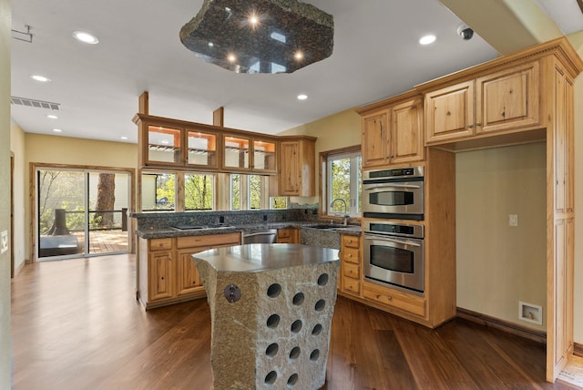 8605 E S Riverway Ave, Spokane, WA 99212 - kitchen with a sink, a peninsula, dark wood-style floors, and visible vents
