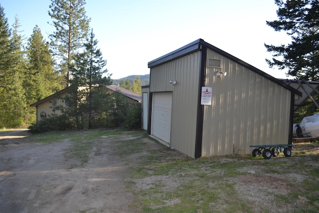 view of outdoor structure with an outdoor structure and dirt driveway
