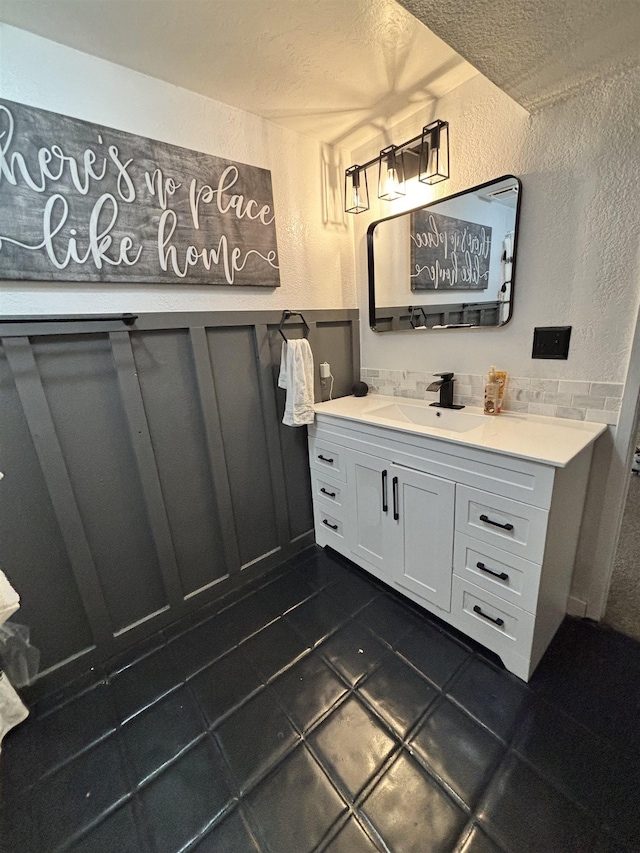 3204 W Queen Pl, Spokane, WA 99205 - bathroom featuring a textured ceiling, tile patterned flooring, and a textured wall