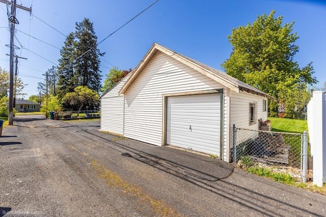 4023 W Hoffman Ave, Spokane, WA 99205 - detached garage with fence