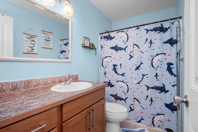 full bathroom featuring tile patterned floors, toilet, a shower with shower curtain, and vanity
