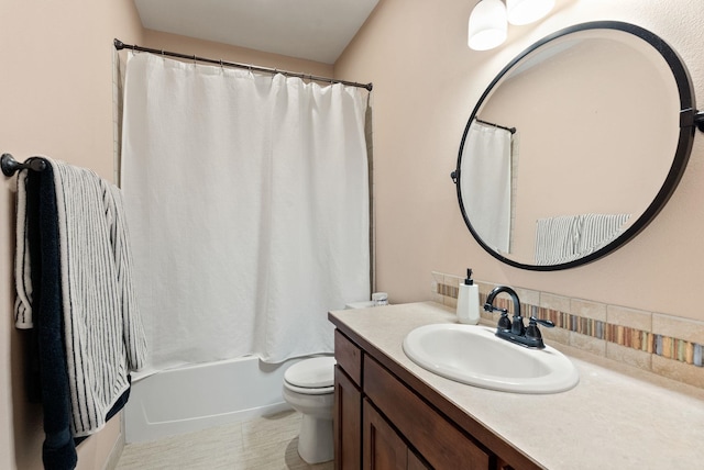 full bathroom with shower / tub combo with curtain, vanity, toilet, and backsplash