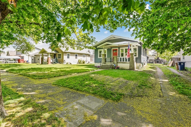 view of front facade featuring a front yard