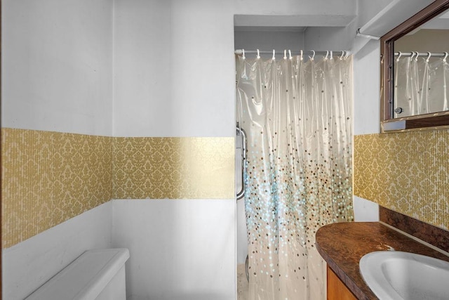 full bath featuring vanity, toilet, and a shower with shower curtain