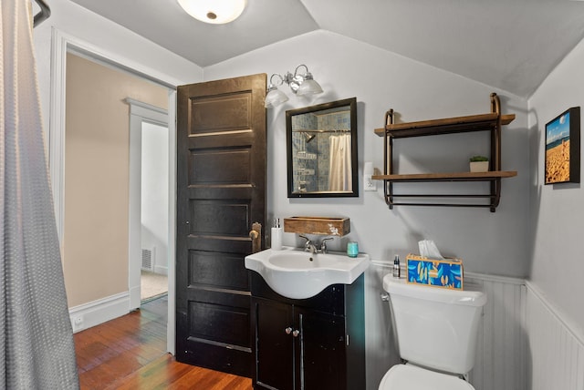 901 W 15th Ave, Spokane, WA 99203 - full bath with lofted ceiling, hardwood / wood-style floors, toilet, curtained shower, and vanity