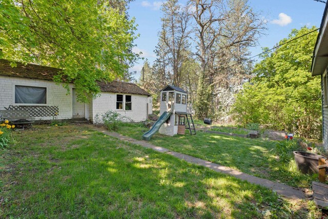 901 W 15th Ave, Spokane, WA 99203 - view of green lawn with a playground