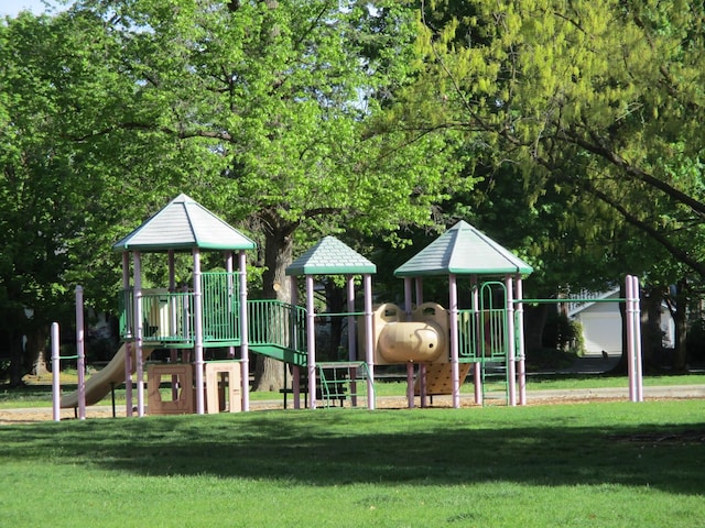 314 W Buckeye Ave, Spokane, WA 99205 - community jungle gym featuring a lawn