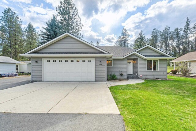 187 E Trappers Loop, Chewelah, WA 99109 - ranch-style home featuring a front lawn, driveway, and an attached garage