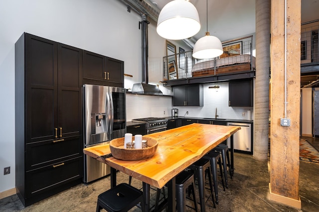 1016 W Railroad Ave Unit 202, Spokane, WA 99201 - kitchen featuring appliances with stainless steel finishes, a sink, a high ceiling, backsplash, and hanging light fixtures