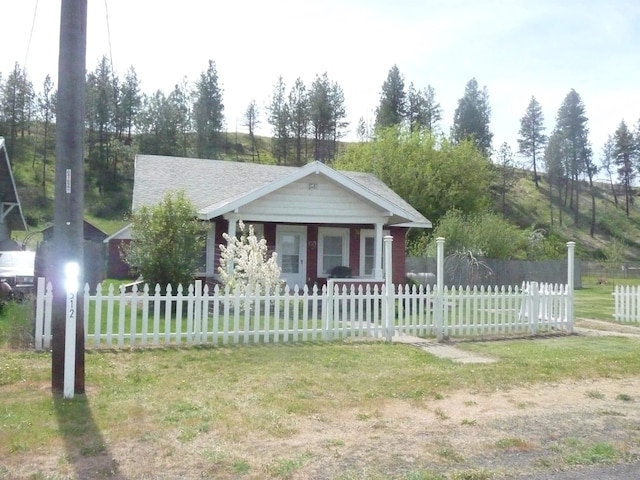 view of front of property featuring a fenced front yard and a porch