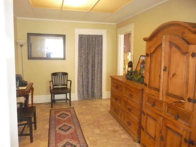 sitting room with crown molding