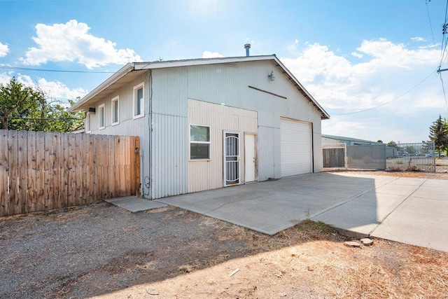 1725 N Park Rd, Spokane Valley, WA 99212 - view of side of property with driveway, fence, a patio, and a detached garage