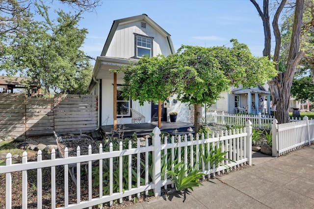 2709 E Sharp Ave, Spokane, WA 99202 - view of front of property with covered porch and a fenced front yard