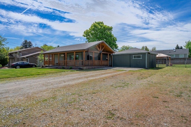 view of front of house with dirt driveway and covered porch