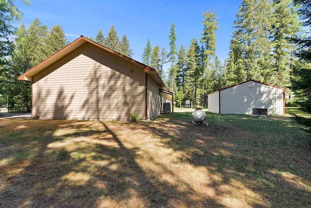 2238 Green Rd, Newport, WA 99156 - view of side of home with an outbuilding, a yard, and an outdoor structure