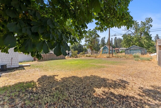 view of yard featuring fence and a detached garage