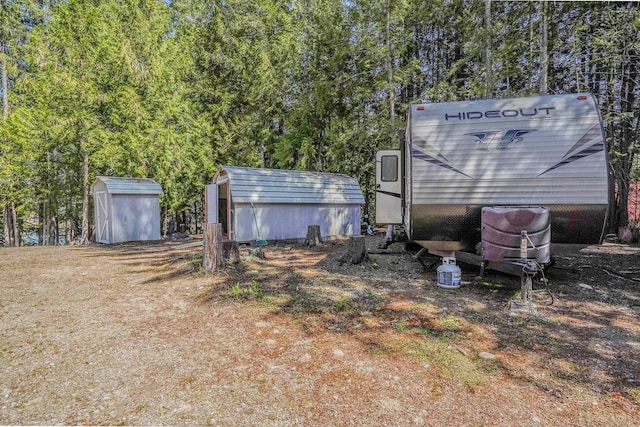 view of yard featuring a storage shed and an outdoor structure